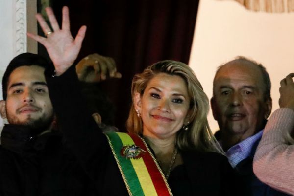 Jeanine Áñez se autoproclamó presidenta de Bolivia, pero no aprobaron la renuncia de Evo Morales