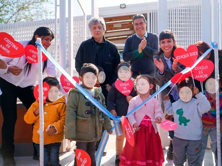 Jorge Capitanich inauguró un jardín e hizo posar a nenes con corazones de «Coqui 2023» y «Cristina es amor»